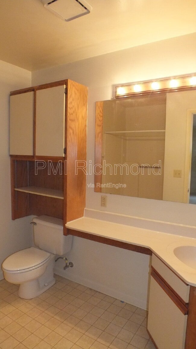 Building Photo - 2103 Turtle Creek Dr