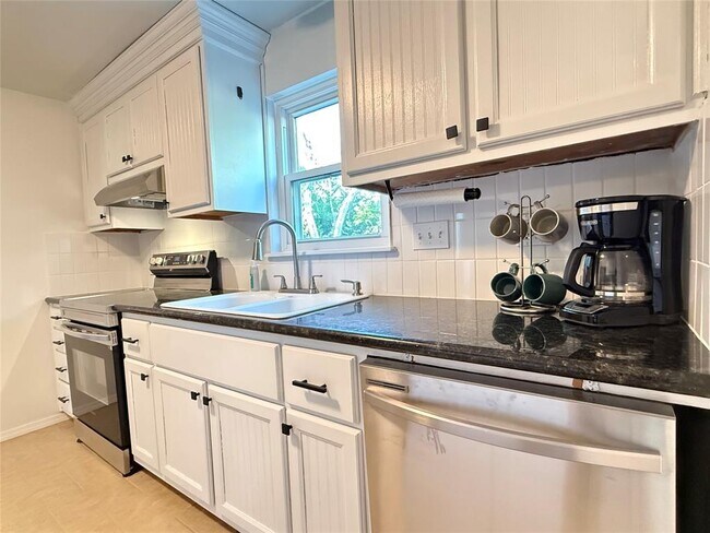 Building Photo - 505 E 4th St