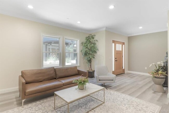 Building Photo - 571 Lincoln Ave