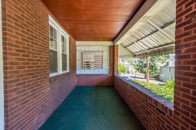 Building Photo - Stunning 3 bedroom home in Carrick availab...