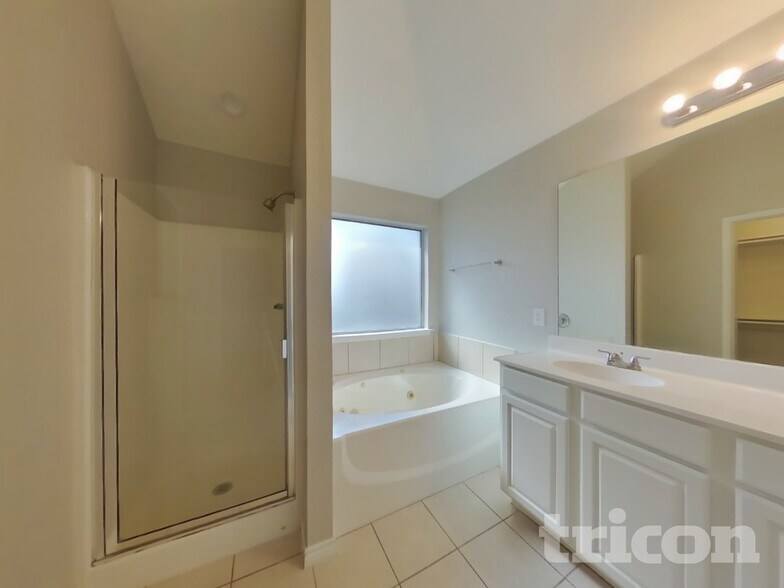 Building Photo - 6129 Tilapia Dr