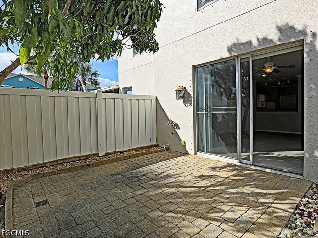 Building Photo - 3647 Pine Oak Cir