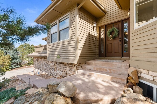 Building Photo - Stunning Fully Furnished Home in Roxborough Park!