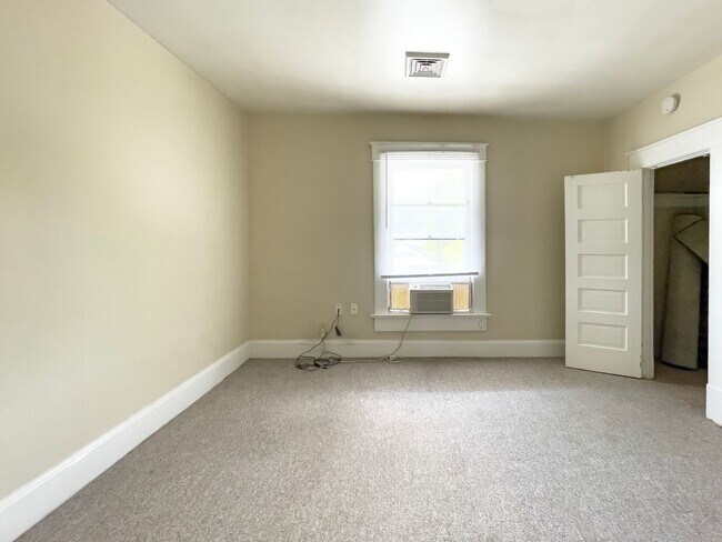 Building Photo - 940 S 15th St