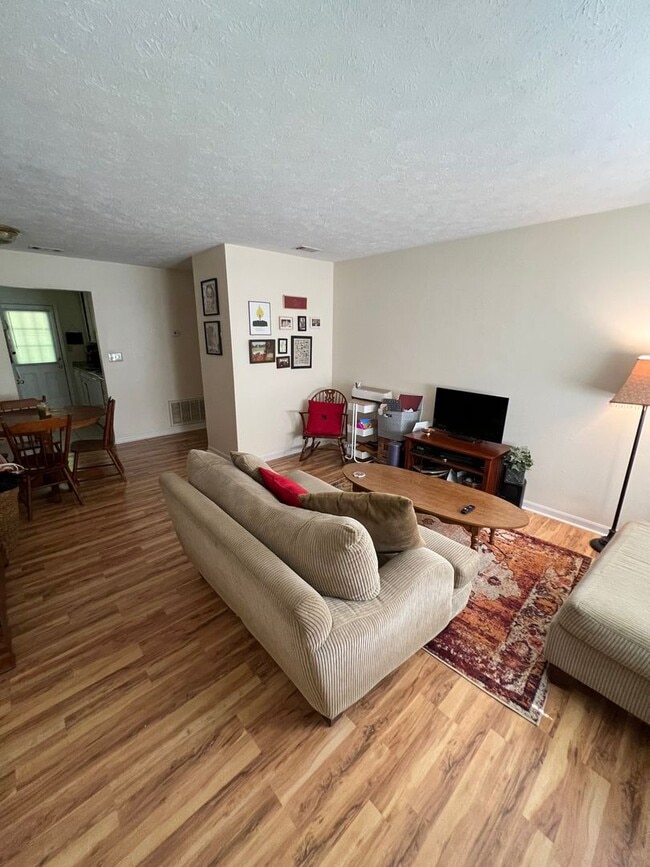 Building Photo - Duplex in Residential Eastside Area