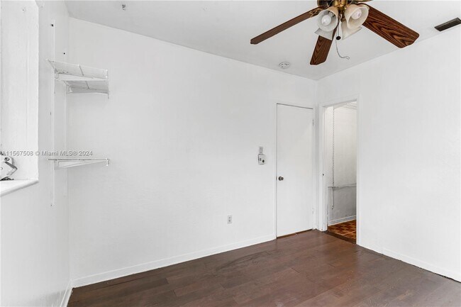 Building Photo - 560 NE 158th St