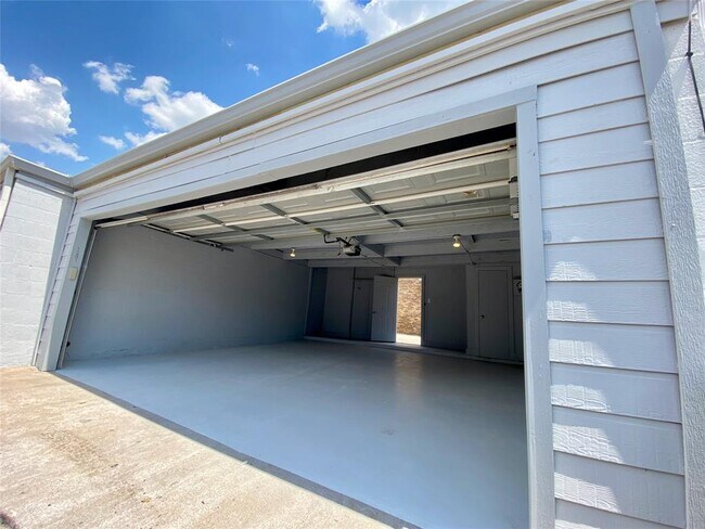 Building Photo - 1281 Blalock Rd