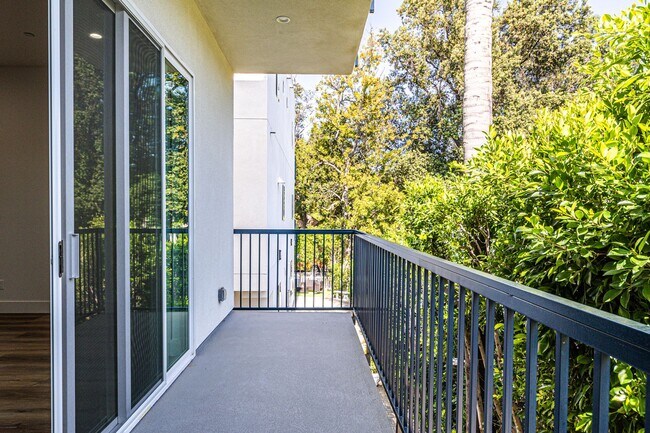 Building Photo - 4445 Auckland Ave