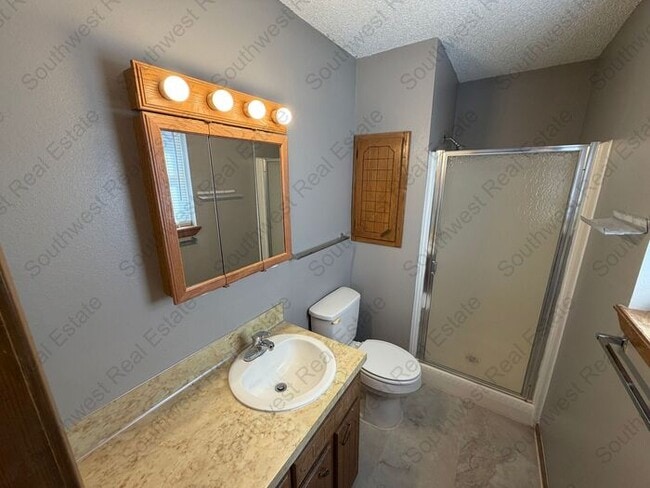 Building Photo - Spacious 3 bedrooms 2 baths home with 2 car garage