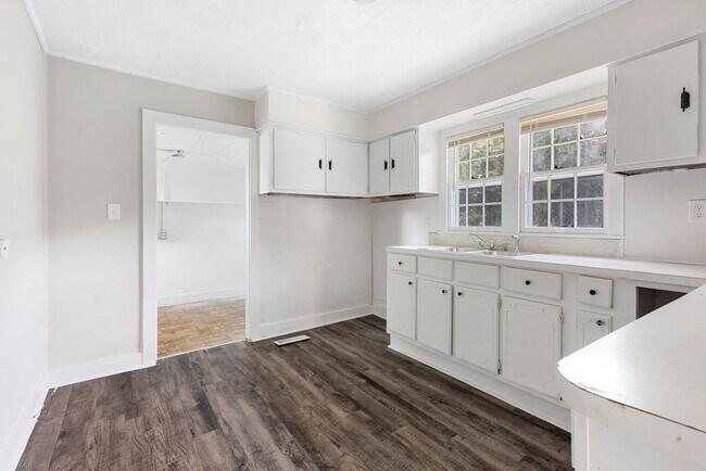 Building Photo - Spacious beautiful 4-bedroom 1 bath home