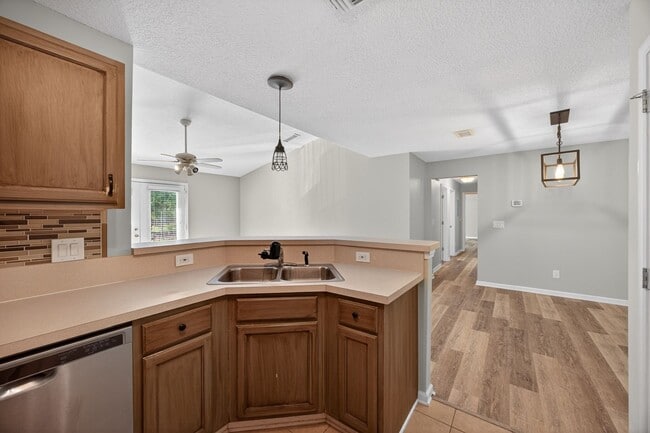 Building Photo - Windsor Pointe Condo