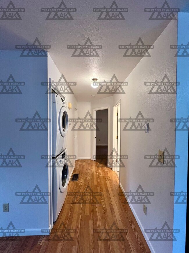 Building Photo - Pet-Friendly 2BR Home with Washer/Dryer in...