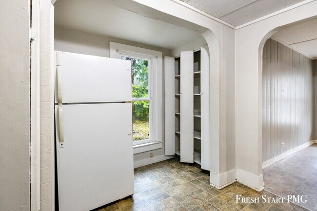 Building Photo - Comfortable Ground-Floor Living with Moder...