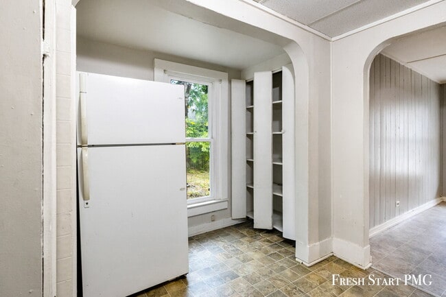 Building Photo - Comfortable Ground-Floor Living with Modern Convenience