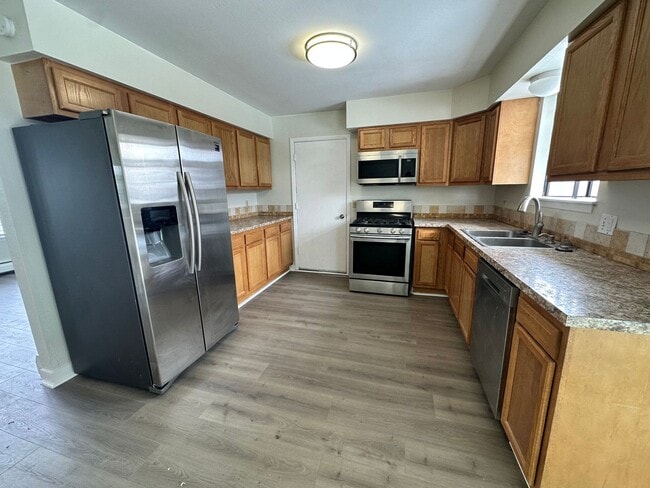 Building Photo - MOVE IN SPECIAL! Cozy 5 bedroom 2 bath Home - Erie