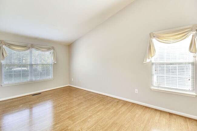 Building Photo - FENCED IN YARD!!!  Beautiful 4/3 UPDATED SF Home in Gaithersburg