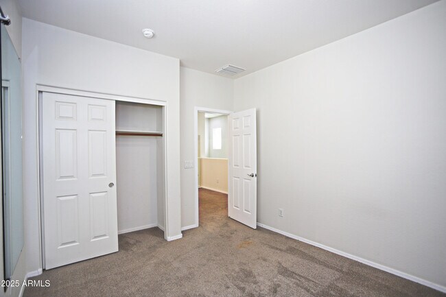 Building Photo - 1090 W Caroline Ln