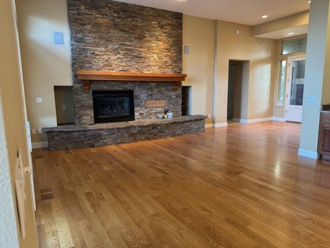 Building Photo - Broken Top Gated Community