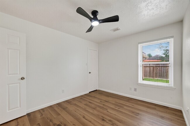 Building Photo - 7403 Oak Walk Dr