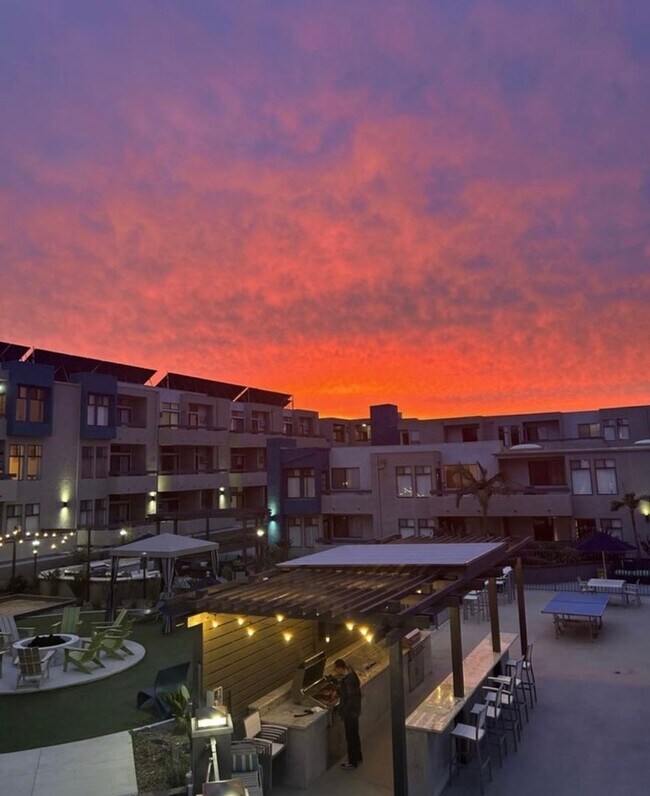 Building Photo - 1 bed 1 bath Apartment. 1st month $1500.00 credit.