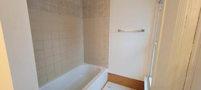 Building Photo - 2815 N Shore Dr