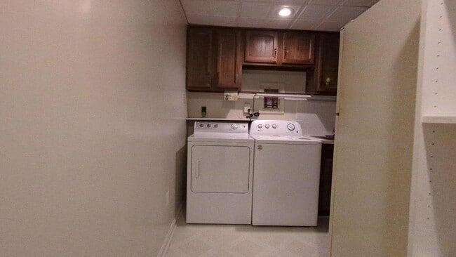 Building Photo - Classic 4 Bed 3.5 Bath Brick Townhome With...
