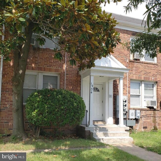 Building Photo - 1904 M St NE