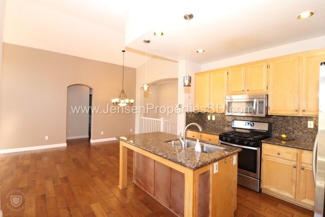 Building Photo - 2 Bed, 2 Bath Townhome w/ Garage and Laundry