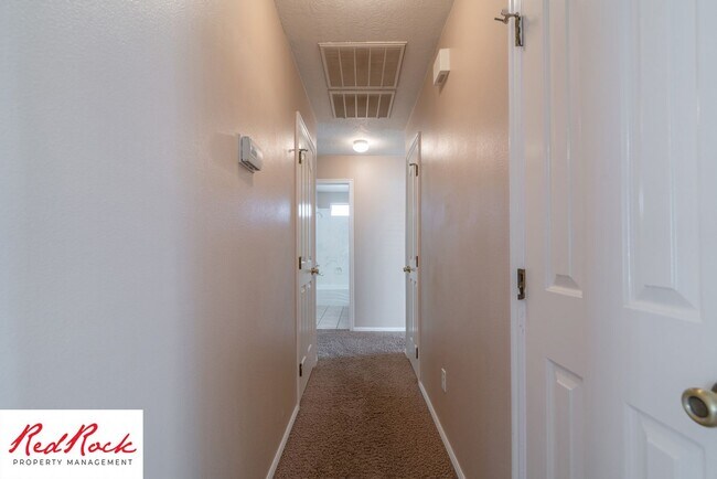 Building Photo - Pet Friendly - 4 Bed 2 Bath for rent in St. George