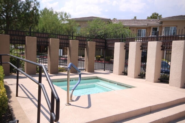 Building Photo - Close to shopping and easy access to Freeway!!!