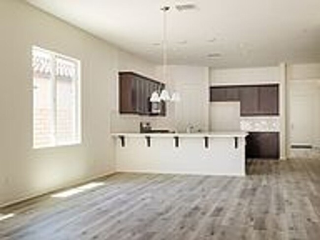 Building Photo - AVAILABLE NOW! BEAUTIFUL, 2 Bed/2 Bath plu...