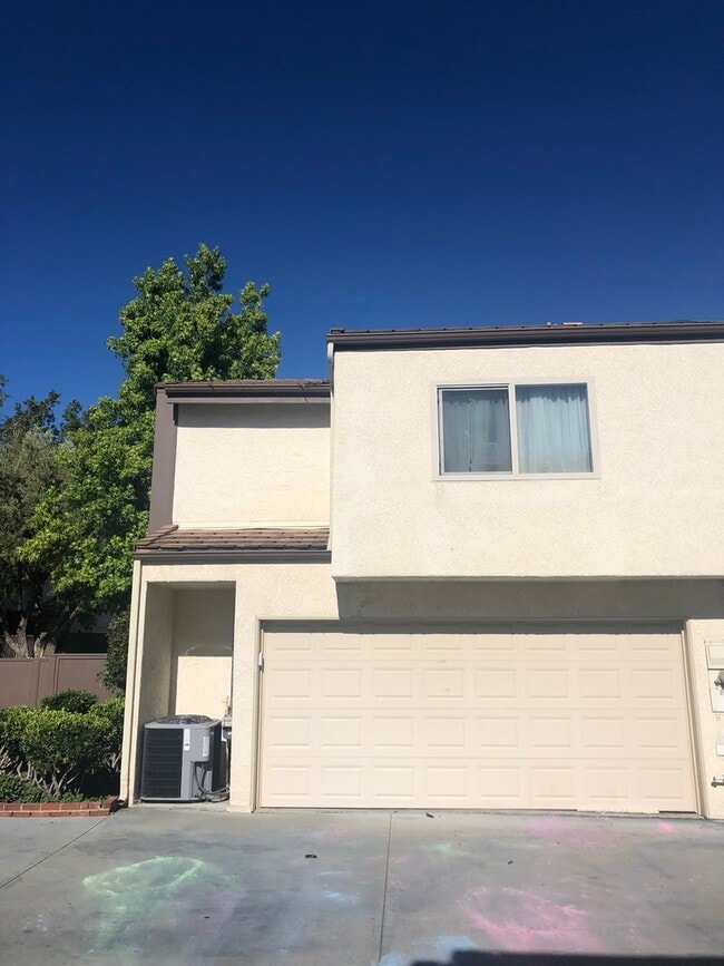 Building Photo - Valencia - Upgraded 3 bedroom, 1.5 bath condo near golf course