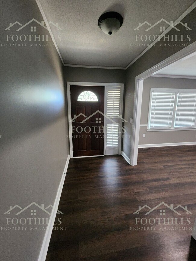 Building Photo - 3-Bedroom Home with Fresh Updates and Fenc...