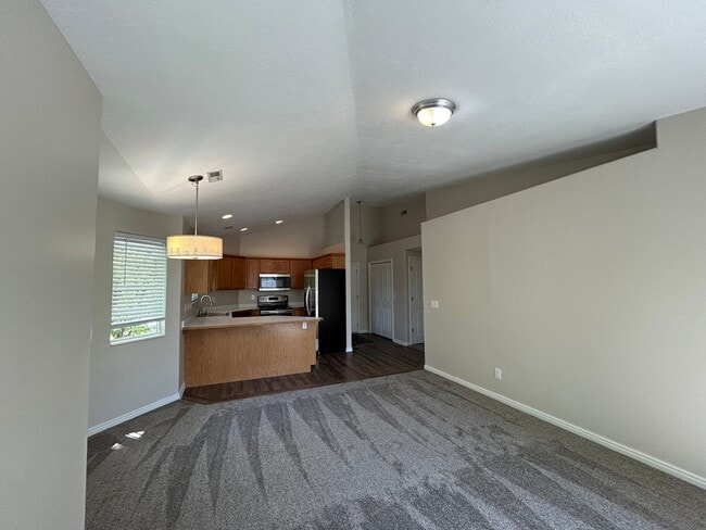 Building Photo - Top Floor Condo in great location!