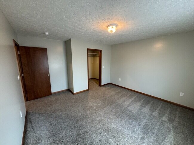 Building Photo - 2 Bedroom Townhouse with Garage