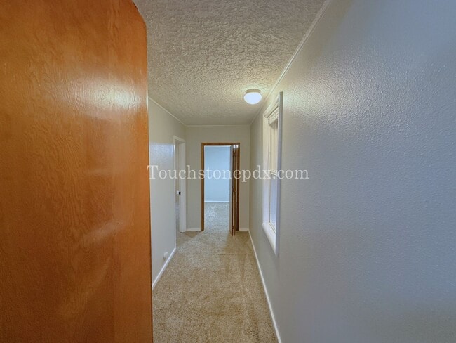 Building Photo - Bright Milwaukie Home with Deck and Large Yard!