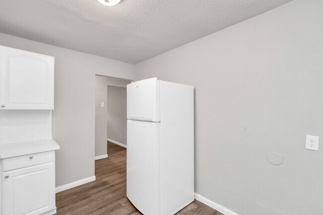 Building Photo - NICE 2 BEDROOM 1 BATH WITH 1600 SF