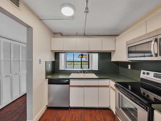 Building Photo - 2555 Collins Ave