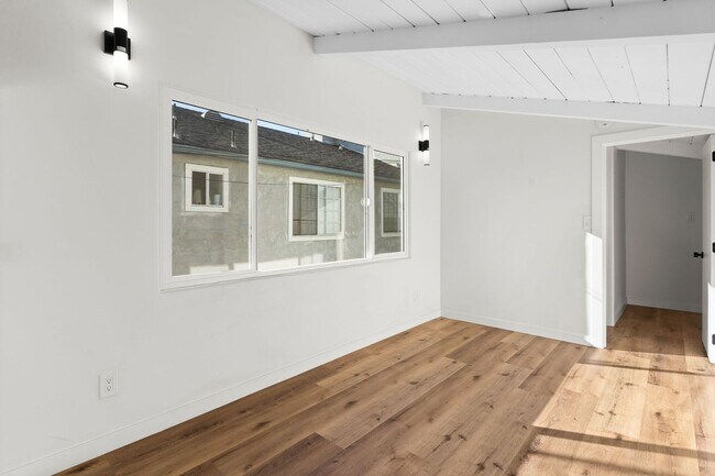 Building Photo - 2055 Thomas Ave