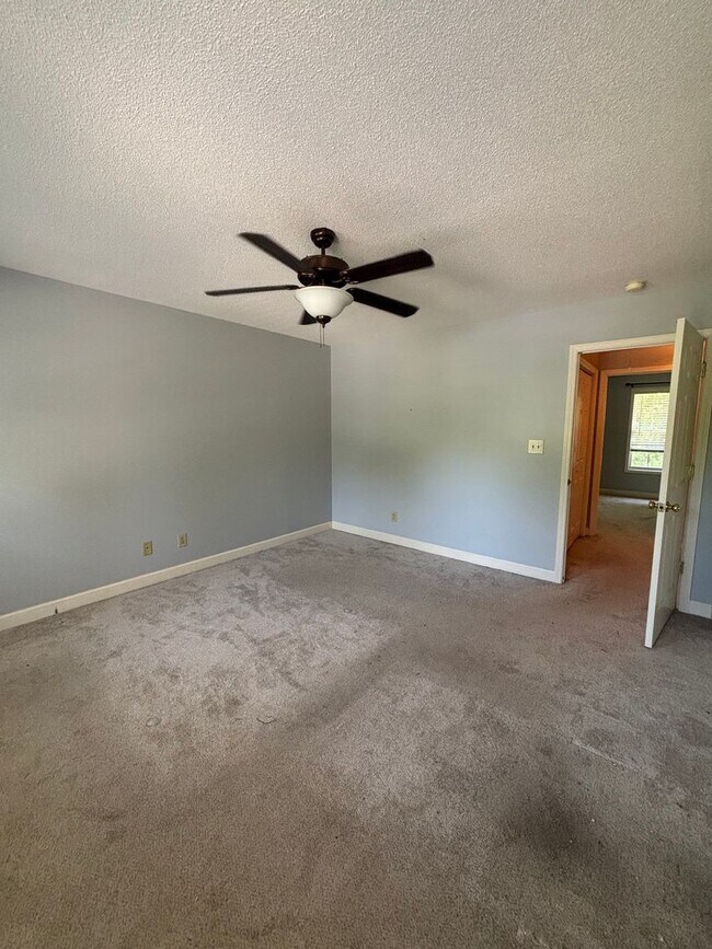 Building Photo - Beautifully Maintained Townhome In The Heart Of Town!