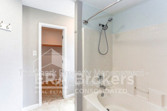Building Photo - 1614 Twisted Oak Dr