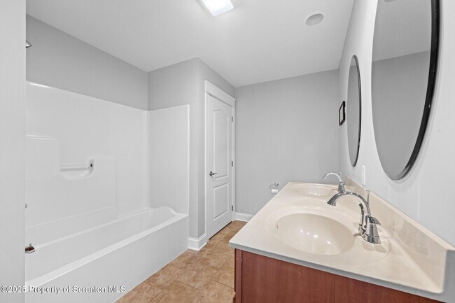 Building Photo - 15 Maple Leaf Dr