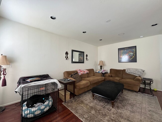 Building Photo - Stunning Upper Nazareth End Unit Townhome