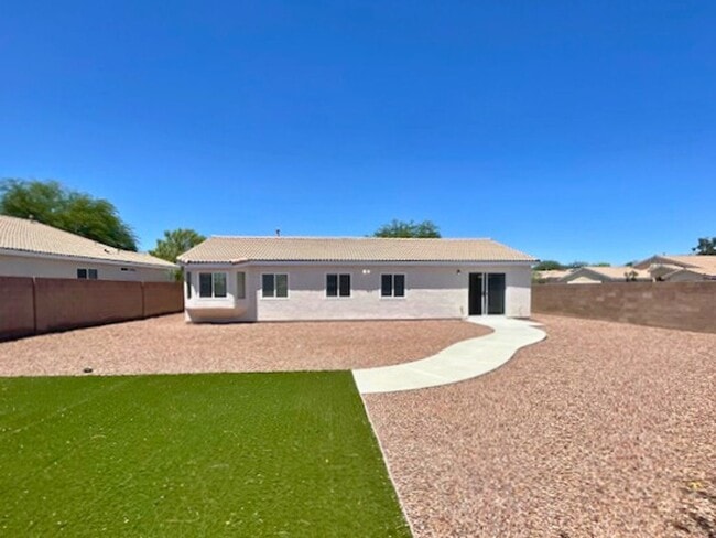 Building Photo - MOVE-IN READY 3BR/2BA SINGLE FAMILY HOME I...