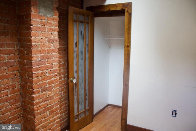 Building Photo - 209 W Chestnut St