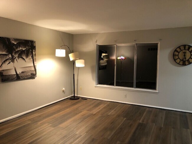 Building Photo - Well maintained  2 Bedroom Condo Great Amenities and Beautiful Surroundings