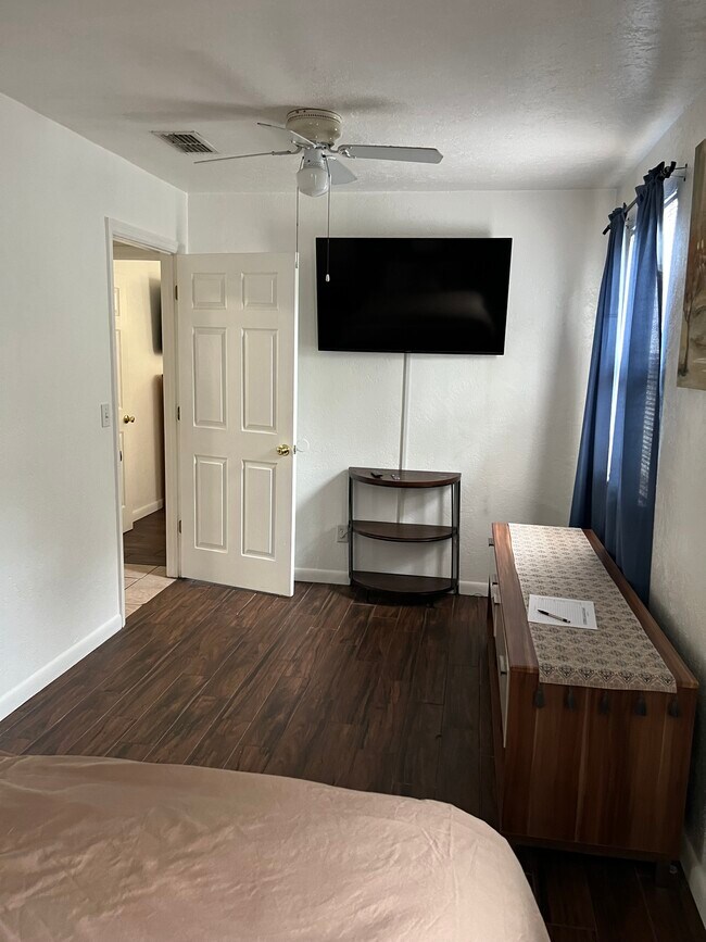 Building Photo - 2401 S Mellonville Ave