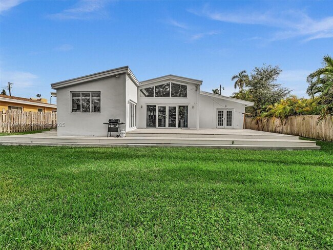 Building Photo - 20120 NE 25th Ct