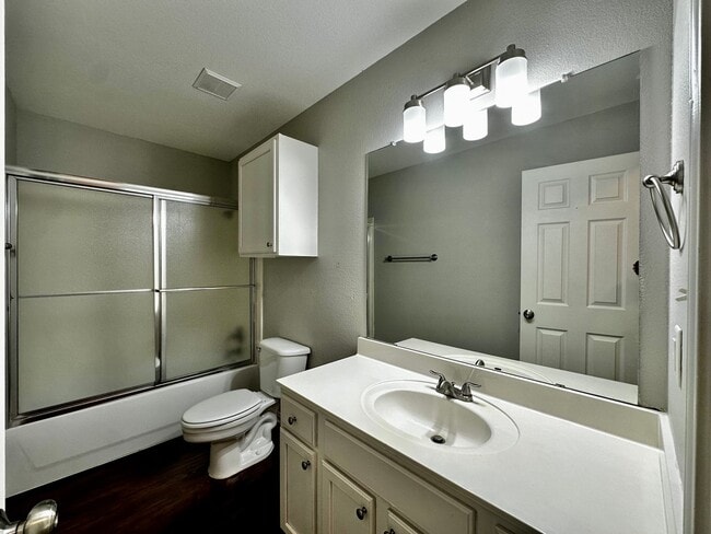 Building Photo - 2/2 Townhome at Hunt Club!
