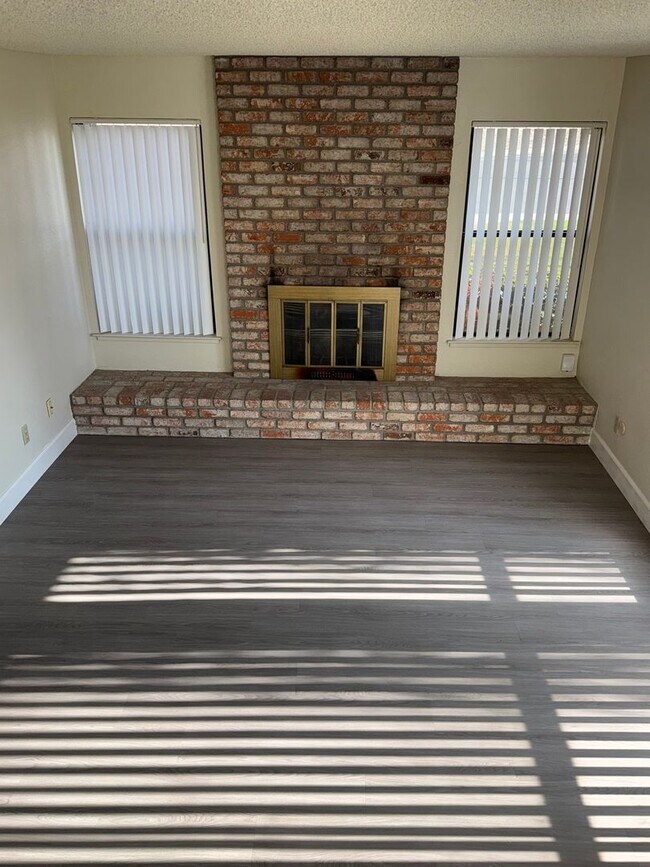 Building Photo - Wow!! Just Remodeled